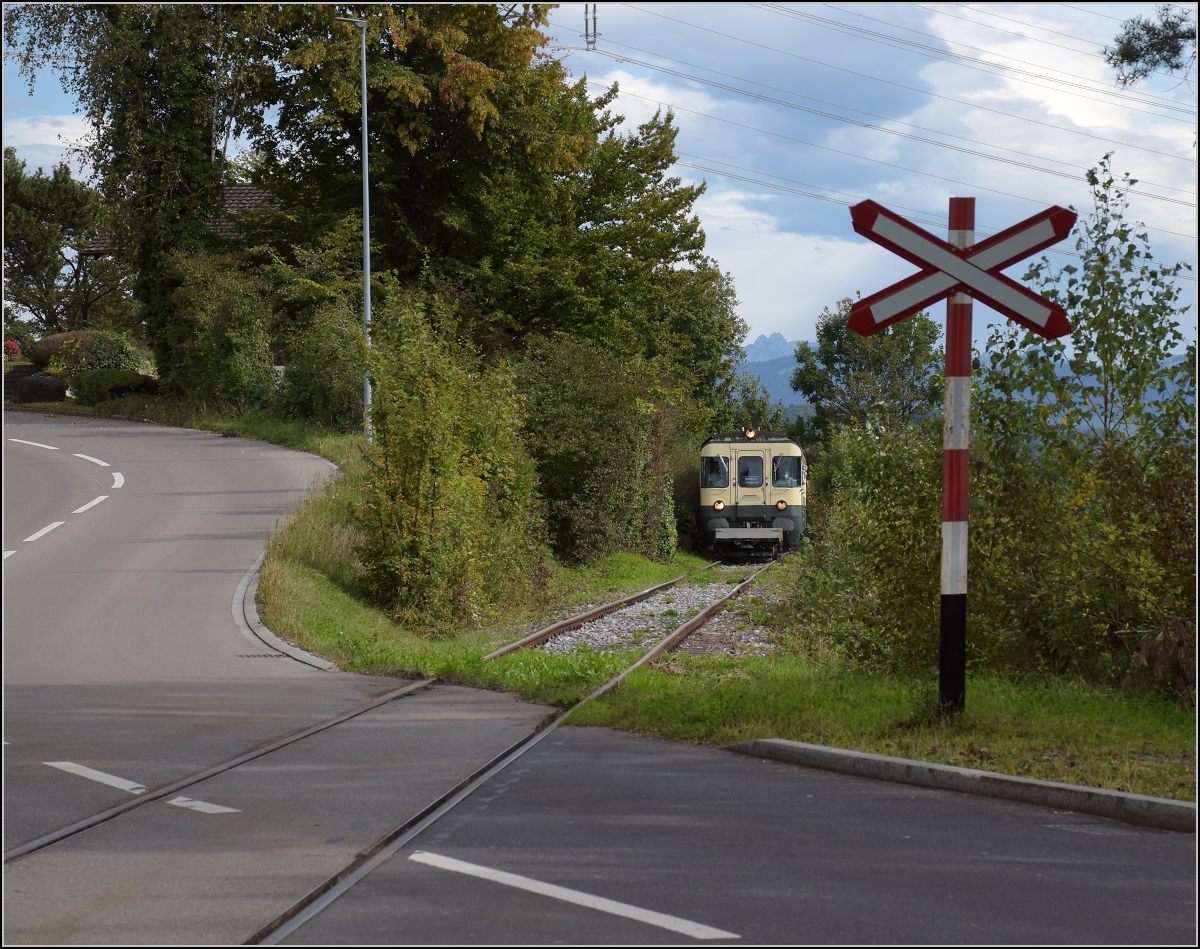 Fahrtag Wolfhuuser Bahn.

Passage Bahnübergang am Ortsende Wolfhausen. Oktober 2021.