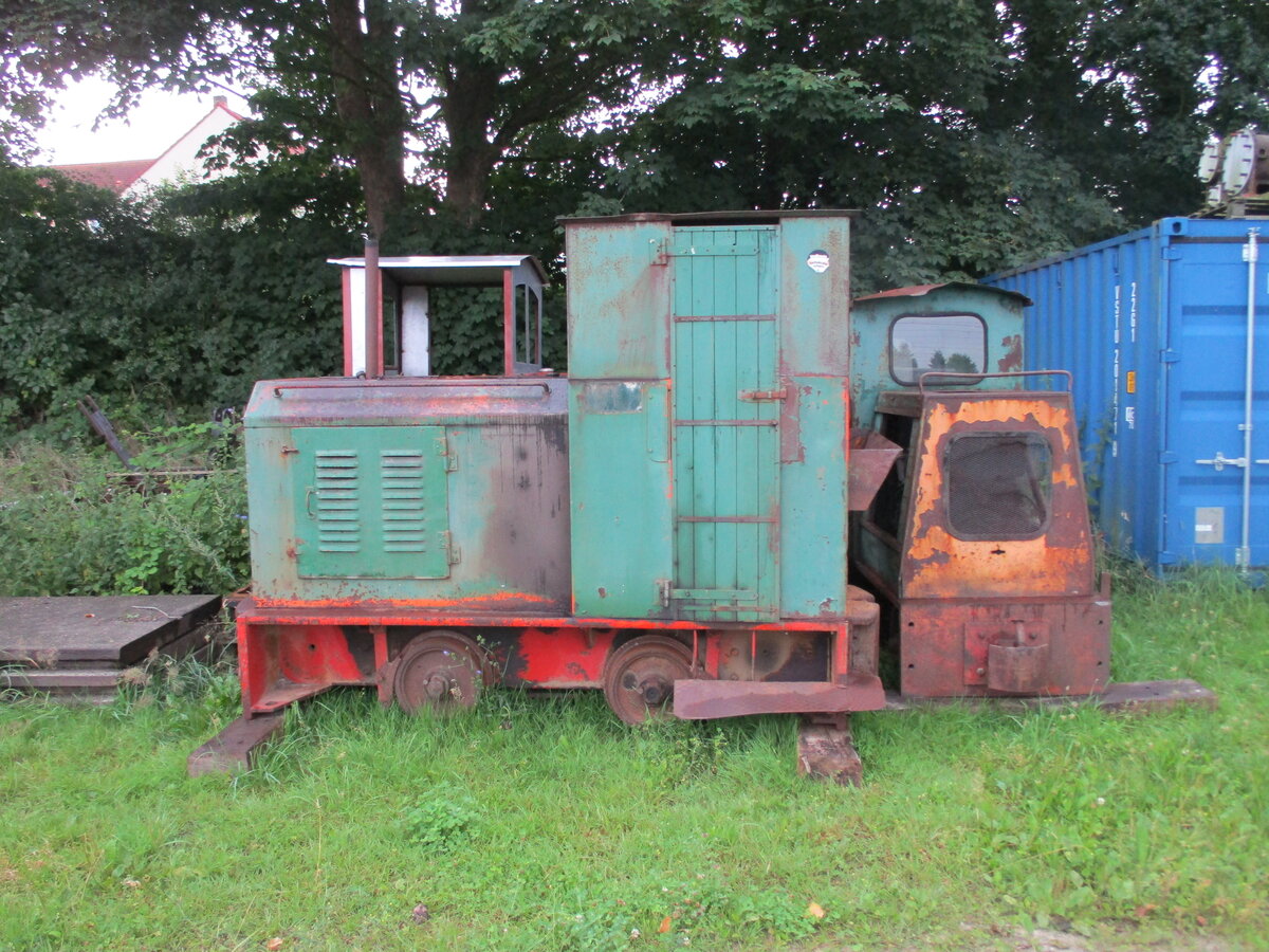 Feldbahnlok,ohne Schienen,am 22.Juli 2024,in Bergen/Rügen.