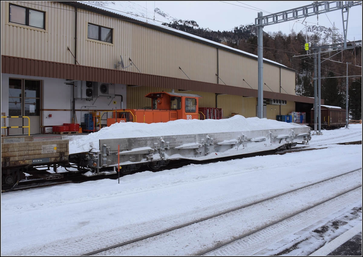 Flachwagen mit dem Ladegut Schnee. Pontresina, Januar 2022.