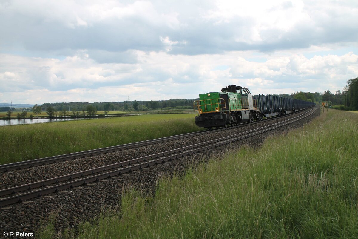 G1700 02 mit einem leeren Rundholztranpostzug nach Nürnberg bei Oberteich. 30.05.22