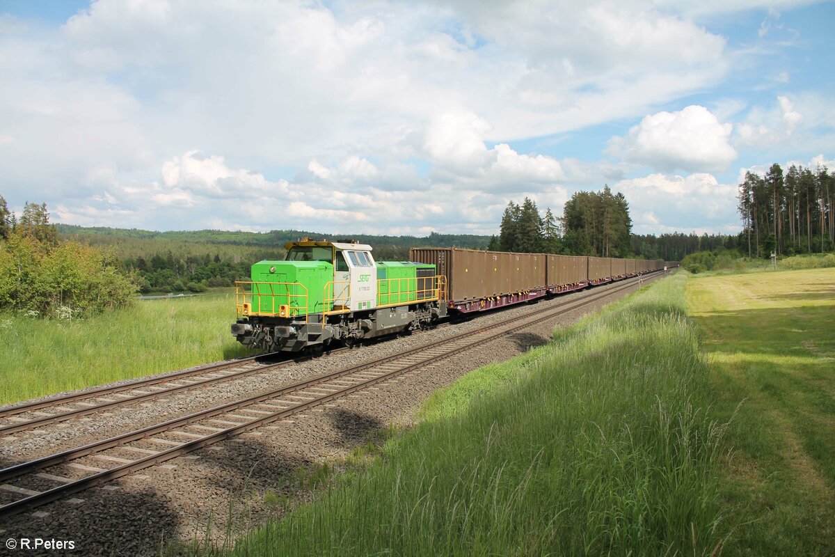 G1700 03 mit dem 1802 Tonnen und 520m langen Hackschnitzelzug aus Wiesau nach Niedergörne kurz vor Pechbrunn. 30.05.22