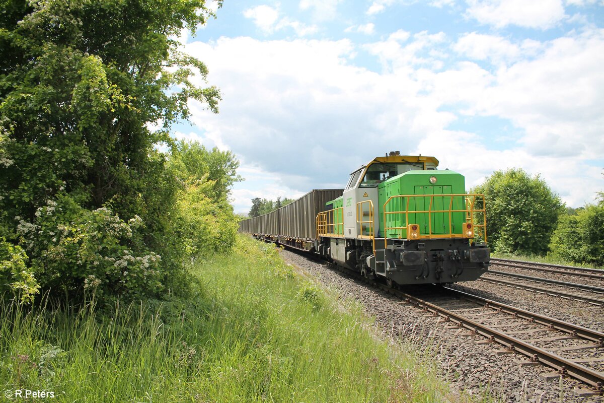 G1700 03 mit Hackschnitzelzug auf dem Anschlussgleis bei Wiesau/Oberpfalz. 30.05.22