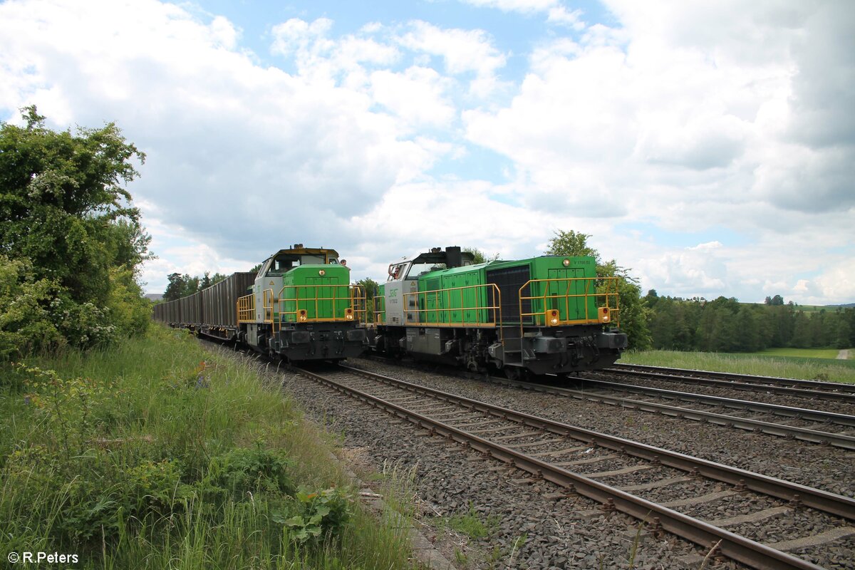 G1700 03 wartet auf dem Auszieh und Anschlussgleis mit Hackschnitzelzug wärend G1700 02 mit leeren Holzzug auf dem Regelgleis rangiert. 30.05.22