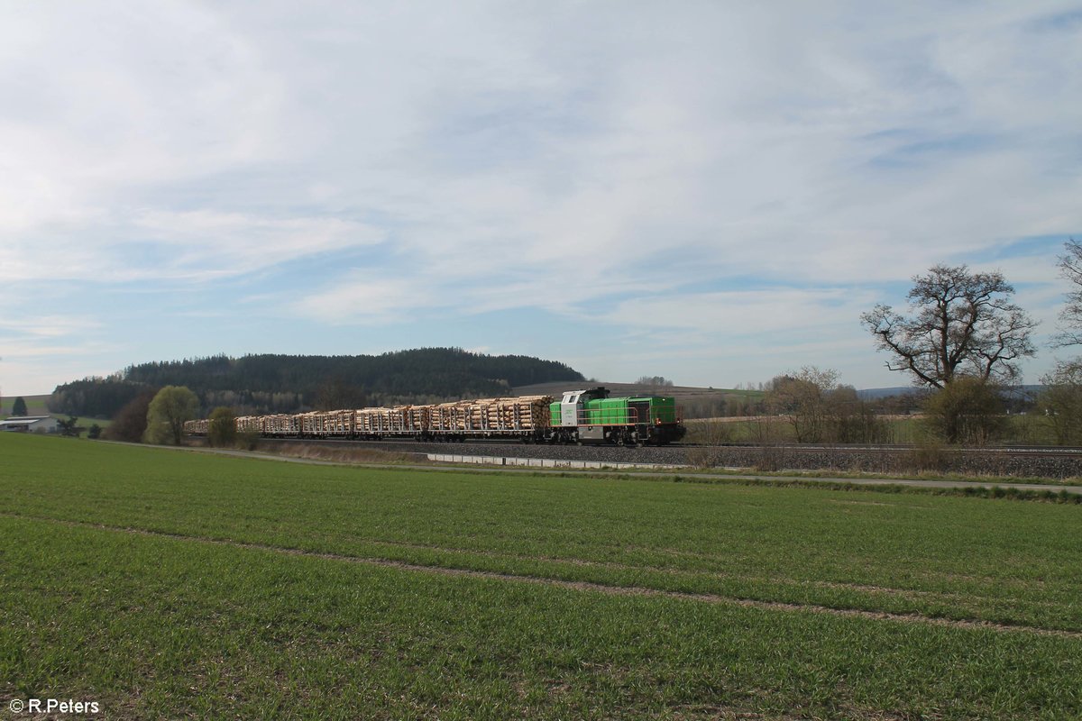 G1700.01 zieht bei Lengenfeld den Holzzug von Hof nach Wiesau. 15.04.20