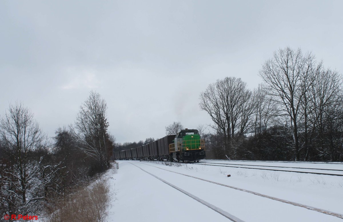 G1700.02 hat Wiesau/Oberpfalz mit dem Hackschnitzelzug Wiesau - Niedergörne verlassen und zieht hier bei Schönfeld vorbei. 25.01.21