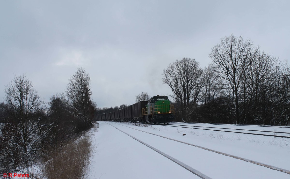 G1700.02 hat Wiesau/Oberpfalz mit dem Hackschnitzelzug Wiesau - Niedergörne verlassen und zieht hier bei Schönfeld vorbei. 25.01.21