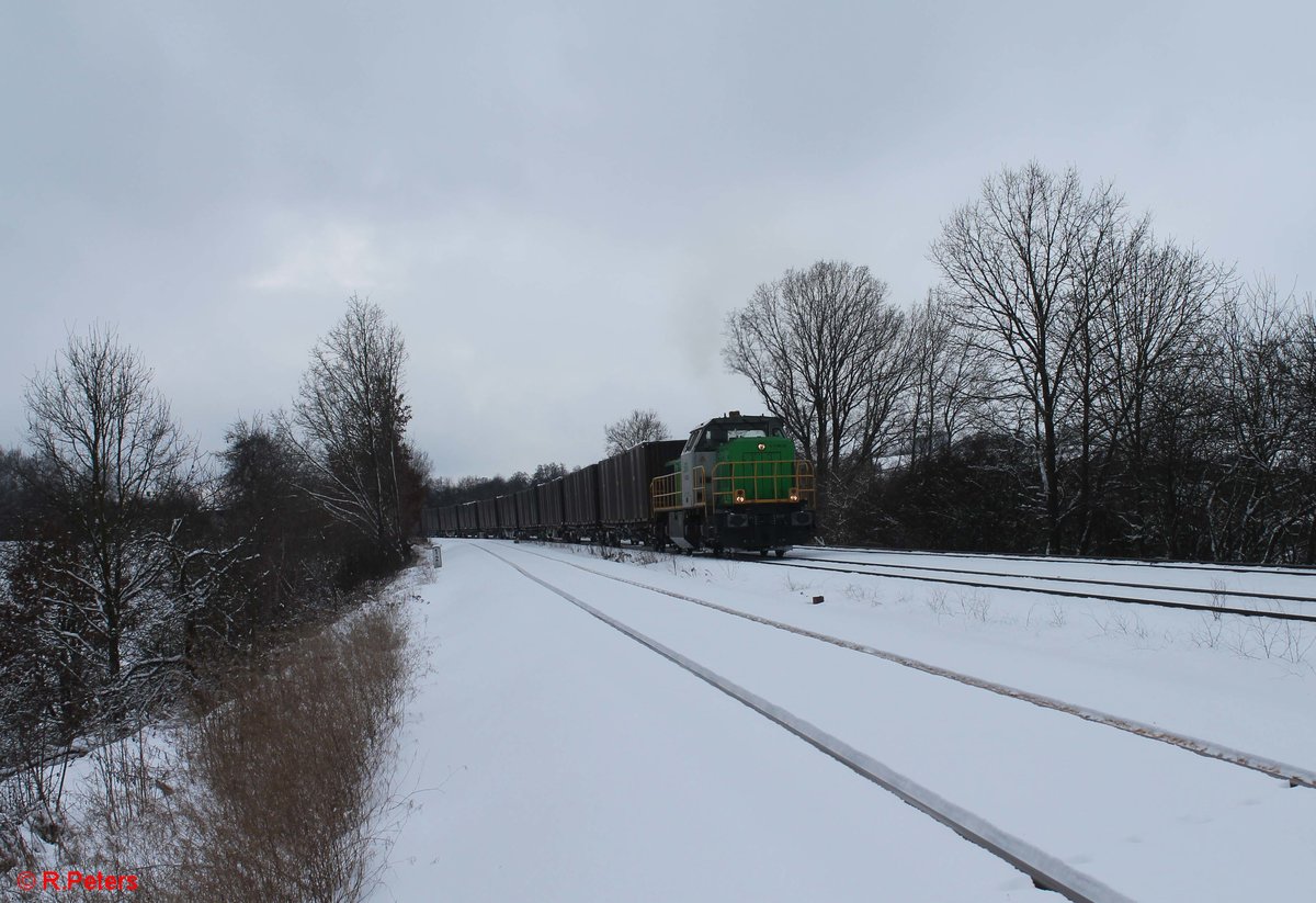 G1700.02 hat Wiesau/Oberpfalz mit dem Hackschnitzelzug Wiesau - Niedergörne verlassen und zieht hier bei Schönfeld vorbei. 25.01.21