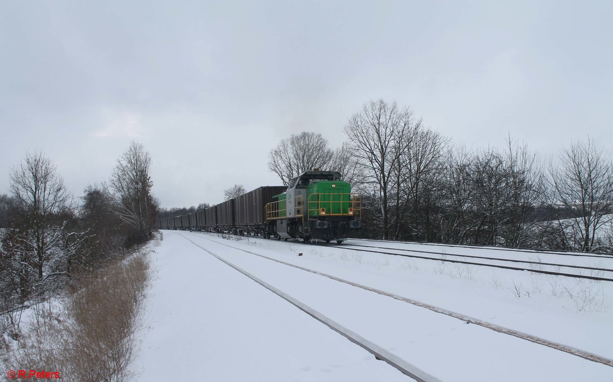 G1700.02 hat Wiesau/Oberpfalz mit dem Hackschnitzelzug Wiesau - Niedergörne verlassen und zieht hier bei Schönfeld vorbei. 25.01.21