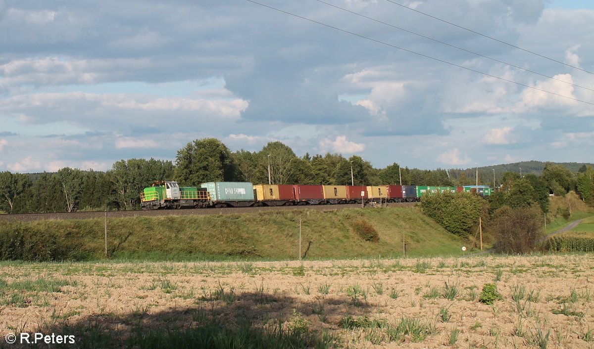 G1700.03 alias 277 004 zieht den Wiesau Containerzug nach Hof durch Pechbrunn. 04.09.17