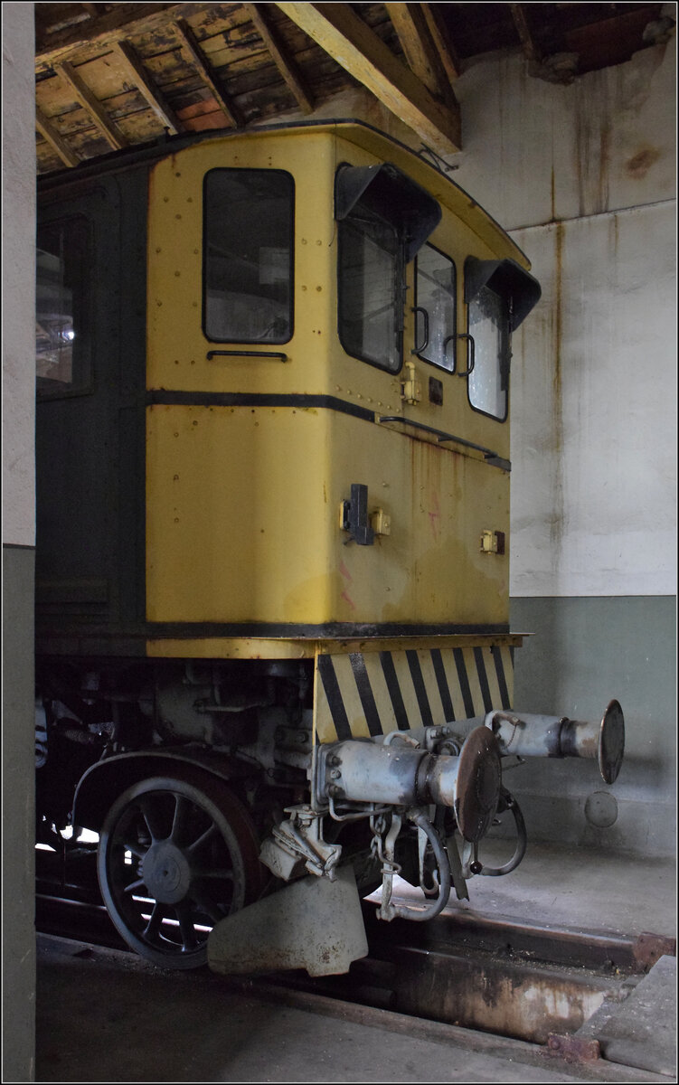 Gruseln zwischen Asphalt und Absinth. 

Im Rahmen der Sonderfahrt war auch eine Besichtigung der Ae 3/3 II 11448 von Swisstrain in Les Verrières möglich. Beachtenswert ist die gelbe Front. Wurde die Lok zuletzt auf der Seetalbahn eingesetzt? Oktober 2025.