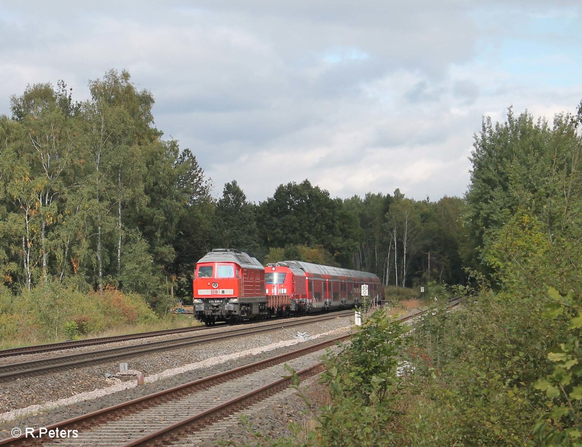  Heute hatte 233 698-0 die Ehre den seit Tagen in Marktredwitz verweilenden München-Nürnberg Express zu Überführen. Als 98984 von NMR - NSCH - NNR weiter nach NWH (Würzburg) wurde die Skodalok 102 002 mit 5 Wagen + Steuerwagen des neuen München Nürnberg Express (NIM) überführt und kurz vor Wiesau abgelichtet. 24.09.17