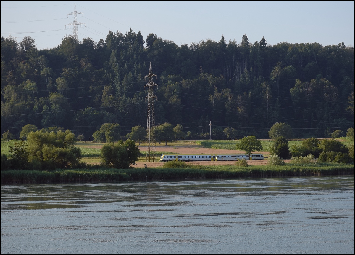Hochwasser am Hochrhein.

Dem Oberwasser vom Kraftwerk Ryburg-Schwörstadt sieht man das Hochwasser nicht an, während in Deutschland ein 612 vorüberzieht. Juli 2021. 