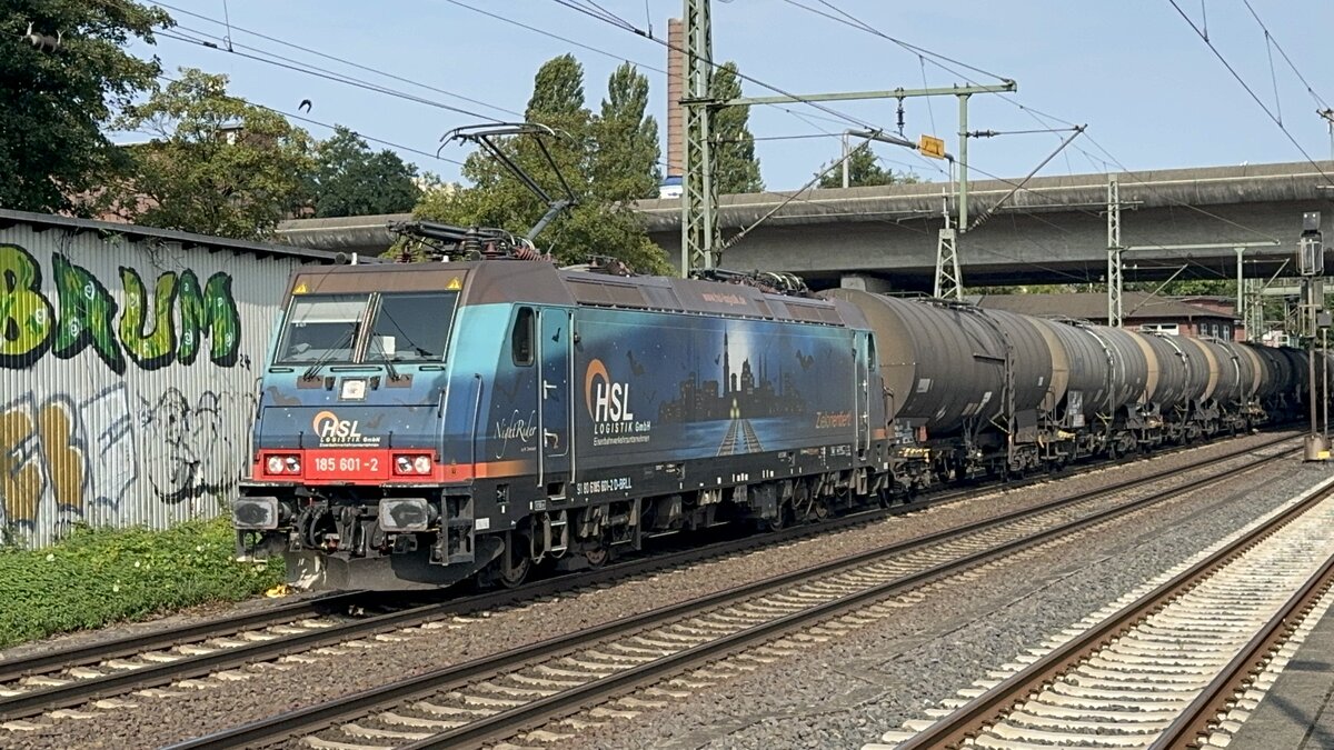 HSL BR 185 601-2 ( Nightrider ) mit Kessel durch HH-Harburg am 22.August 2024