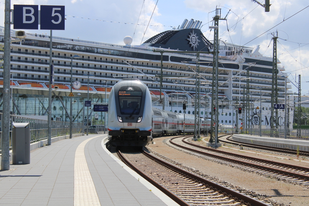 IC 2238(Leipzig-Warnemünde)bei der Einfahrt am 12.06.2022 in Warnemünde im Hintergrund lag die MSC Poesia.