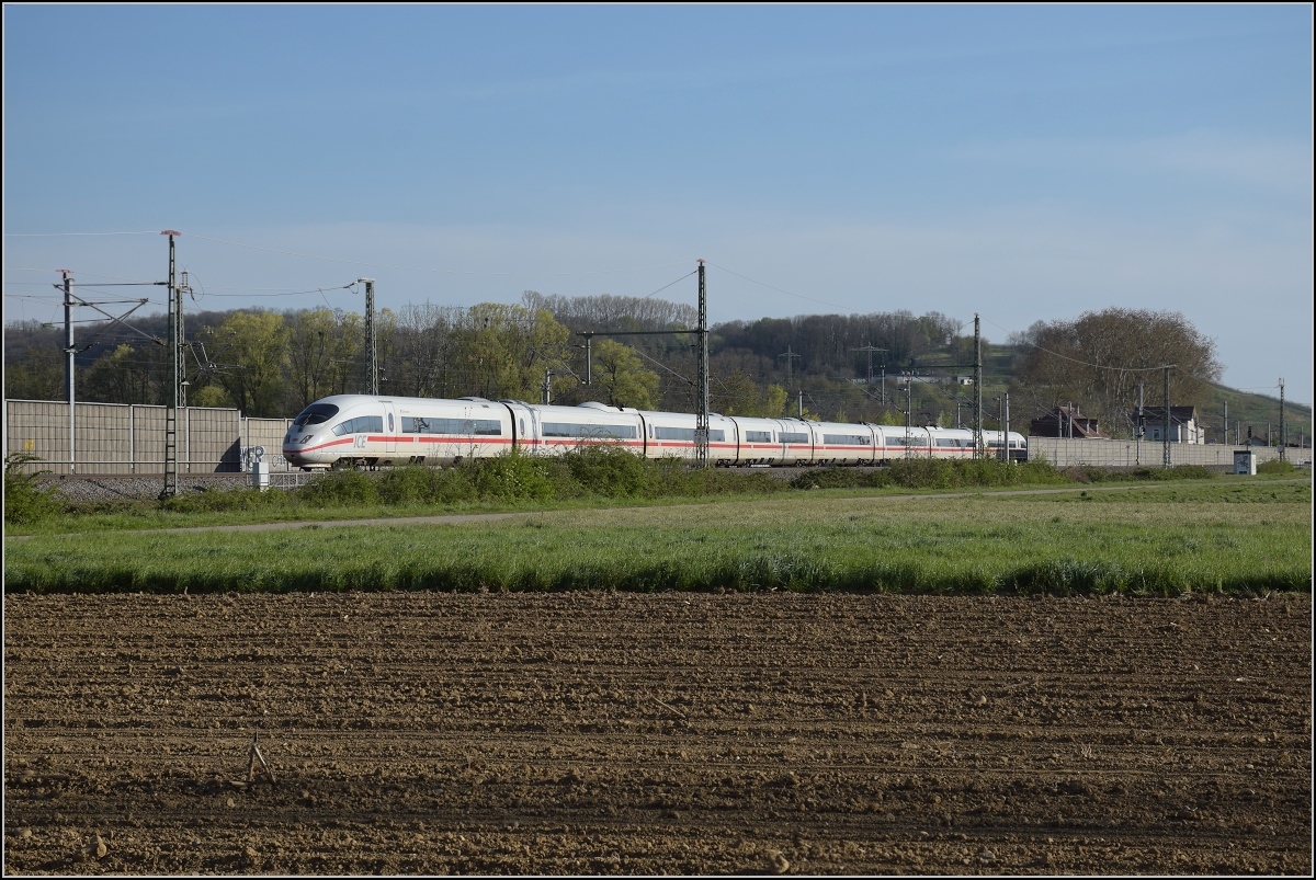 ICE 3 403 030 'Göttingen' bei Schliengen. April 2021.