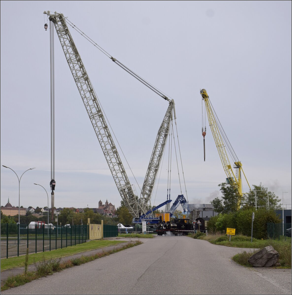 Im Elssser Ried mit der CFTR.

030 TB 134  Theodor  am Rheinhafen Neu-Breisach/Colmar. Nur halbwegs rechtzeitig angekommen, stand berraschend der riesige Verladekran im Hafen, so wurde aus dem Bild mit Mnster ein Bild mit Kran-Monster. Volgelsheim, September 2024