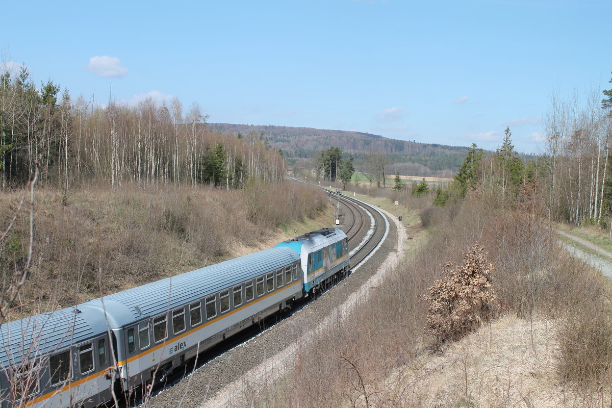 Im Sandwitch kam der ALX79855 München - Hof mit 223 072  Griaß di Allgäu  und 223 071 als Schubse. hier zwischen Wiesau und Pechbrunn. 10.04.20