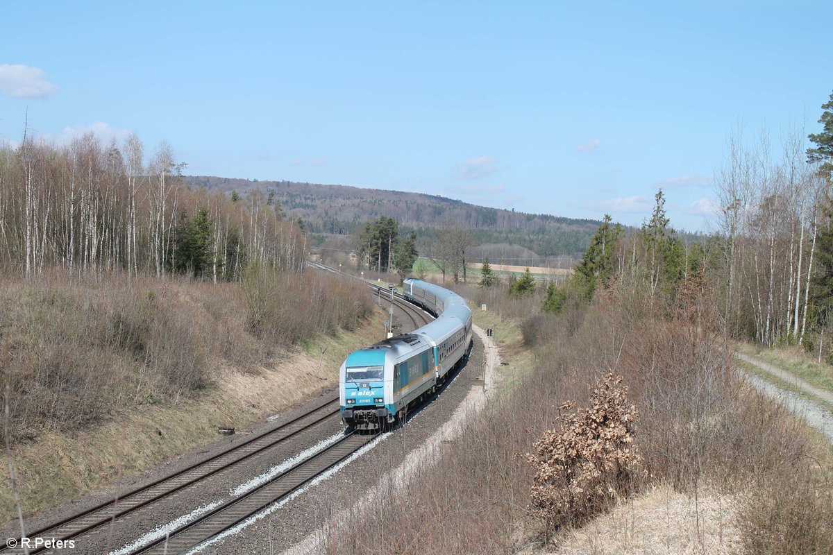 Im Sandwitch kam der ALX79855 München - Hof mit 223 072  Griaß di Allgäu  und 223 071 als Schubse. hier zwischen Wiesau und Pechbrunn. 10.04.20