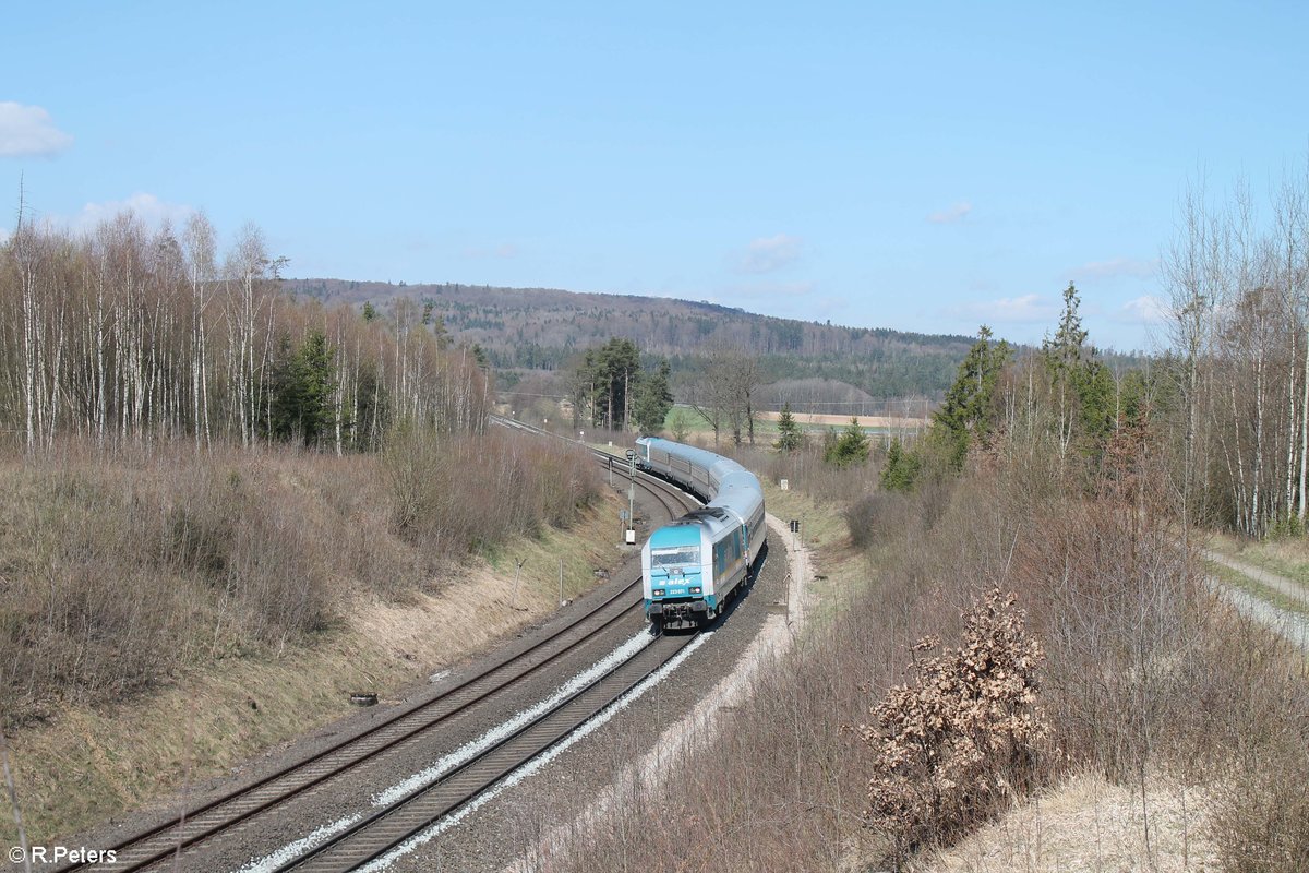 Im Sandwitch kam der ALX79855 München - Hof mit 223 072  Griaß di Allgäu  und 223 071 als Schubse. hier zwischen Wiesau und Pechbrunn. 10.04.20