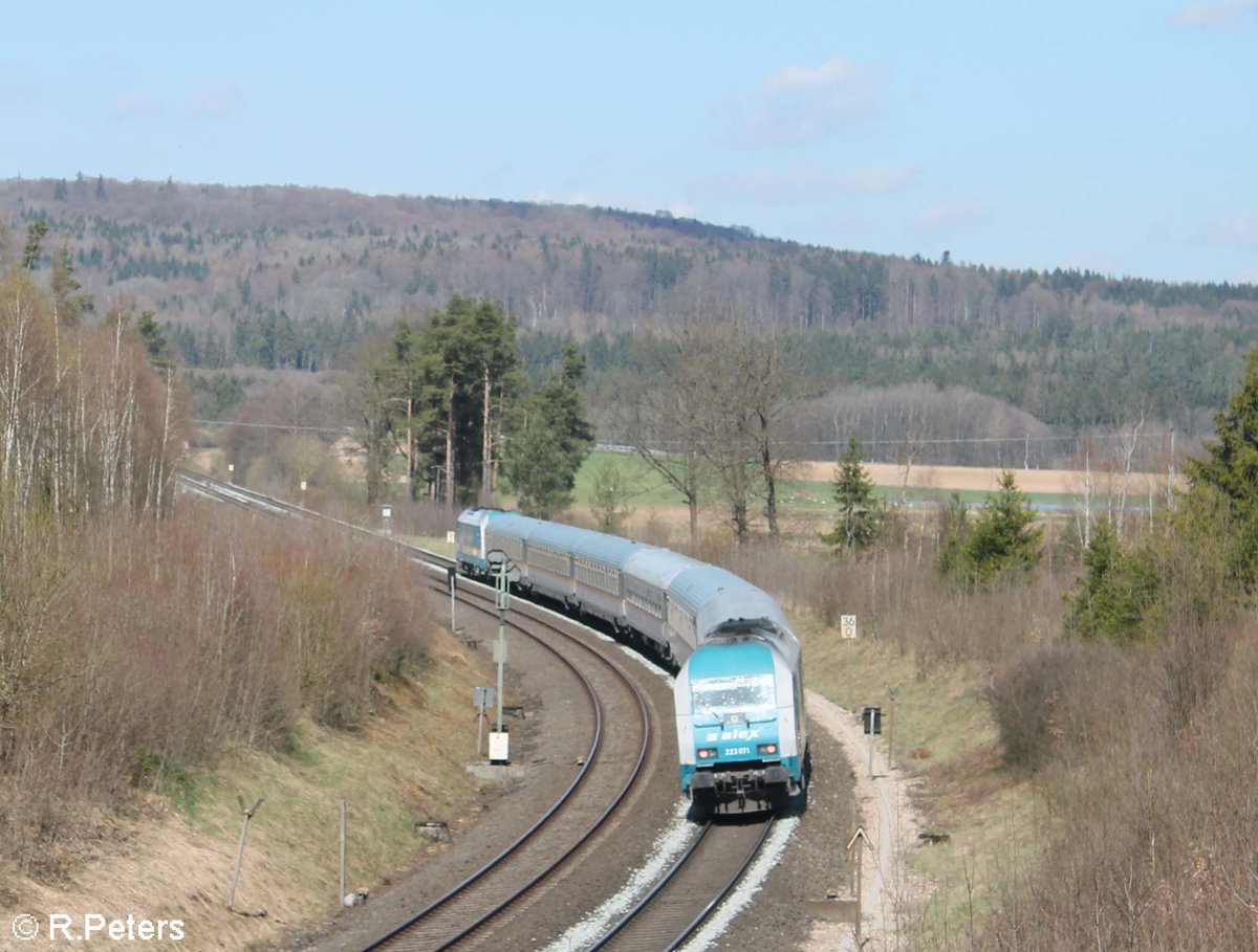 Im Sandwitch kam der ALX79855 München - Hof mit 223 072  Griaß di Allgäu  und 223 071 als Schubse. hier zwischen Wiesau und Pechbrunn. 10.04.20