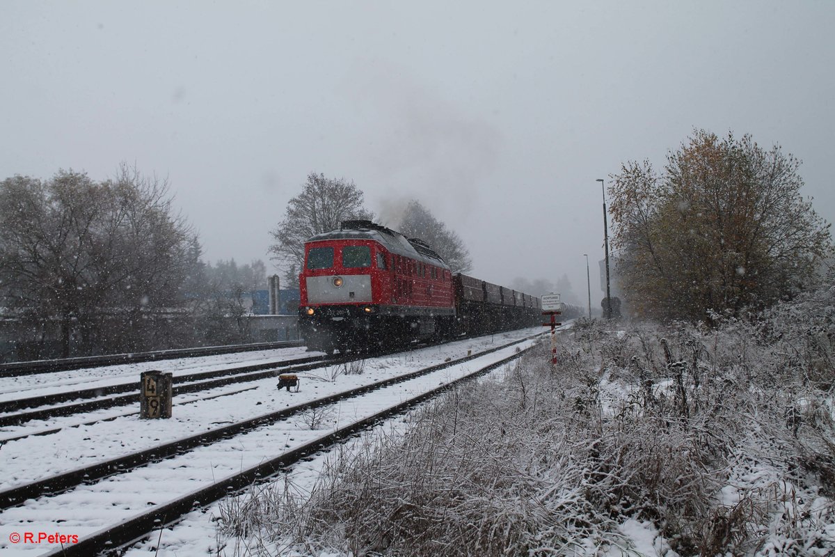 Im Schneegestöber macht sich 232 201-4 in Pechbrunn an die Arbeit um den Schotterzug 62720 nach Nürnberg zu befüllen und zusammen zu rangieren. 11.11.16 Grüße an dieser Stelle auch nochmal an den TF und Wagenmeister/Rangiermeister ;) Sehr freundliches Personal 