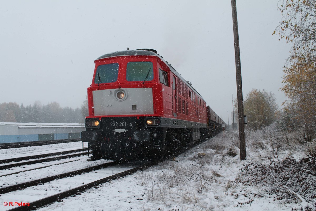 Im Schneegestöber macht sich 232 201-4 in Pechbrunn an die Arbeit um den Schotterzug 62720 nach Nürnberg zu befüllen und zusammen zu rangieren. 11.11.16 Grüße an dieser Stelle auch nochmal an den TF und Wagenmeister/Rangiermeister ;) Sehr freundliches Personal 