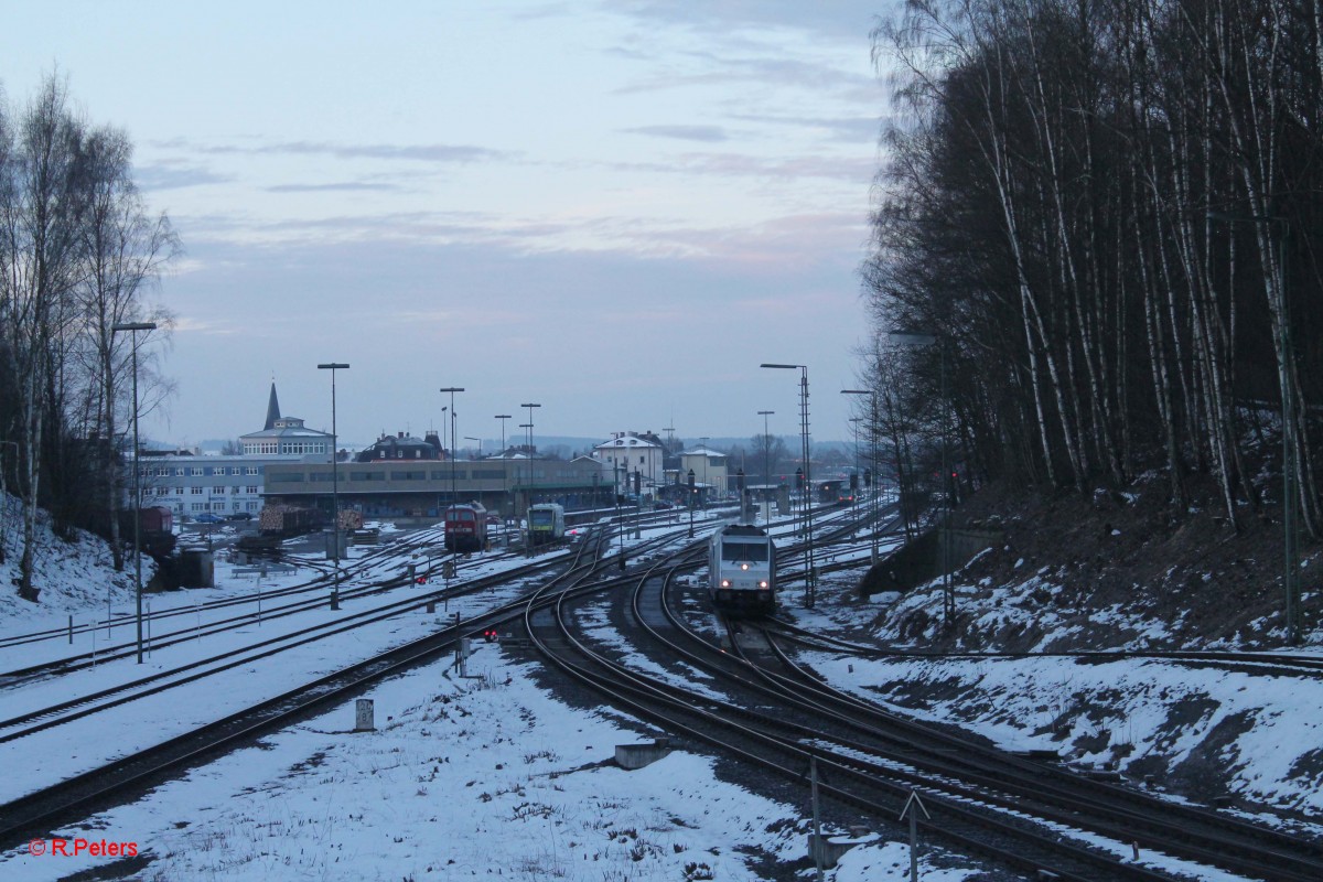 In Marktredwitz angekommen heisstes Kopfmachen, Abkoppeln, umfahren und ans Andere Ende des Zuges setzen um dann Richtung Hof weiter fahren zu können. 76 111 beim umsetzen. 21.02.15