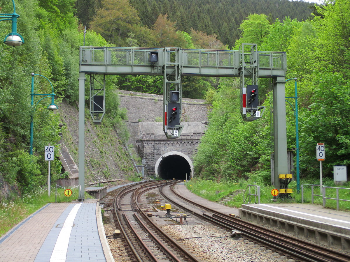 In Richtungen Norden und Sden stehen in Oberhof Signalbrcken.Diese Signalbrcke steht vor dem Brandleitetunnel.Aufgenommen am 27.Mai 2020.