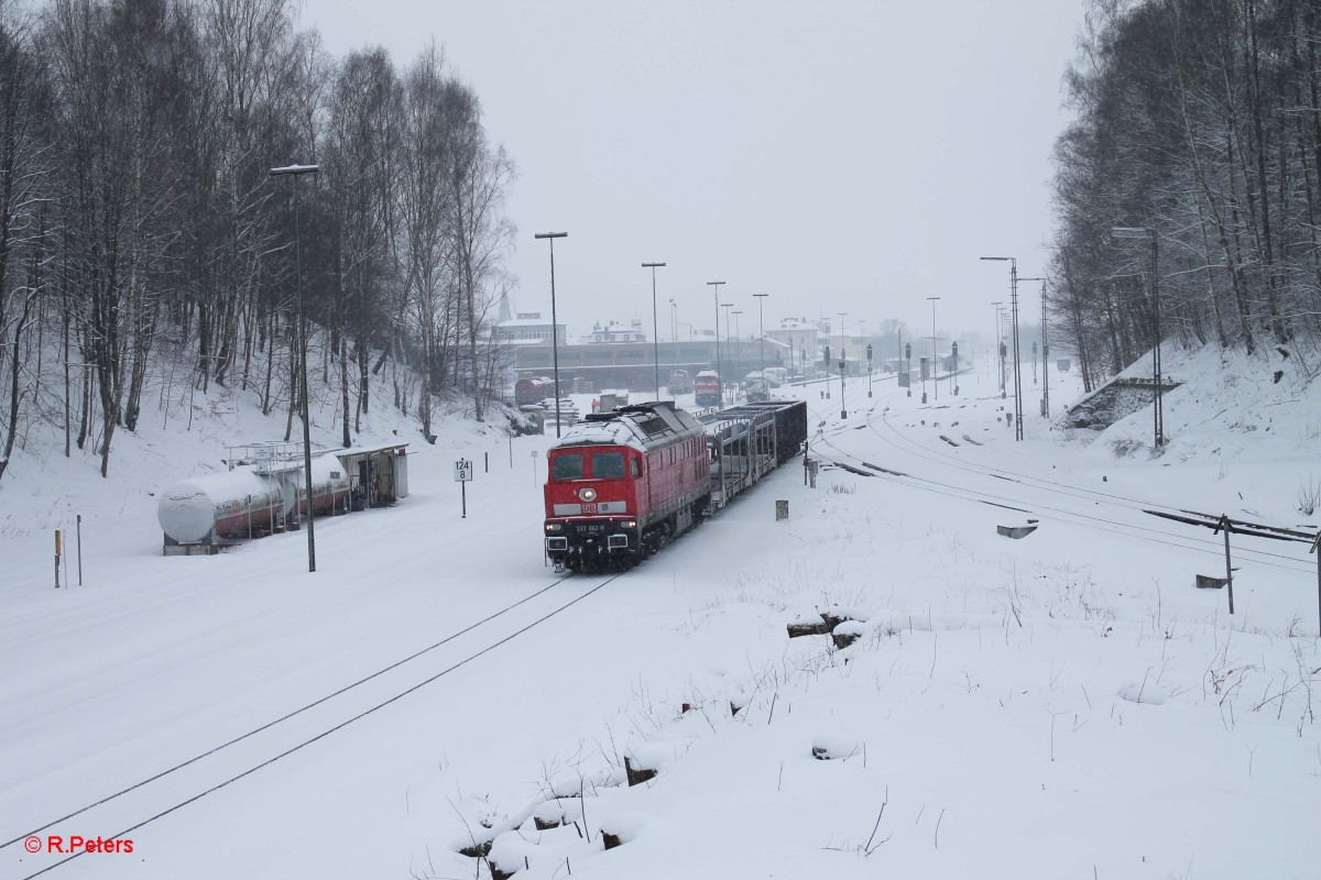 In der Rubrik   Längster Zug  reiht sich dieser 67iger ein der von 233 662-6 mit Pufferringe aus dem verschneiten Marktredwitz gen Cheb raus beschleunigt wird. Gerade mal ein Autotransportwagen und 2 Eas war die Last am Haken.31.01.15