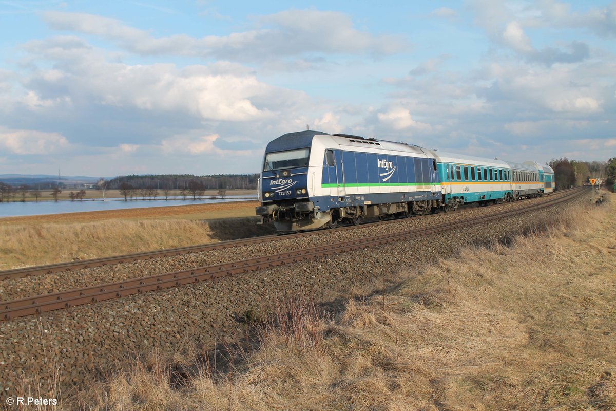 Integro 223 152 zieht mit dem ALX84111 München (Wiesau) nach Hof bei Oberteich. Dank Bauarbeiten zwischen Wiesau und Weiden pendelt Integro 223 152 mit dem Alex zwischen Hof und Wiesau hin und her. 29.03.18