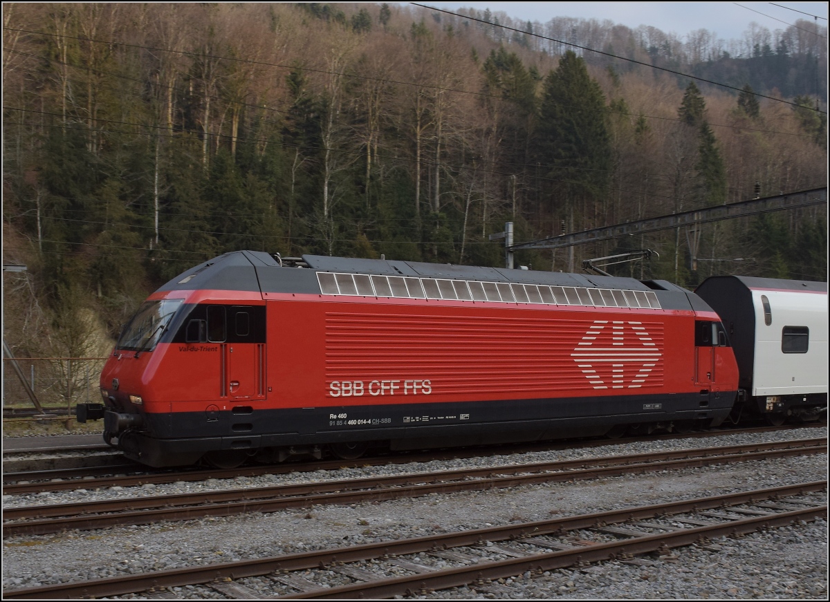 IR Luzern-Konstanz in Sihlbrugg mit Zuglok Re 460 014 'Val-du-Trient'. März 2022.