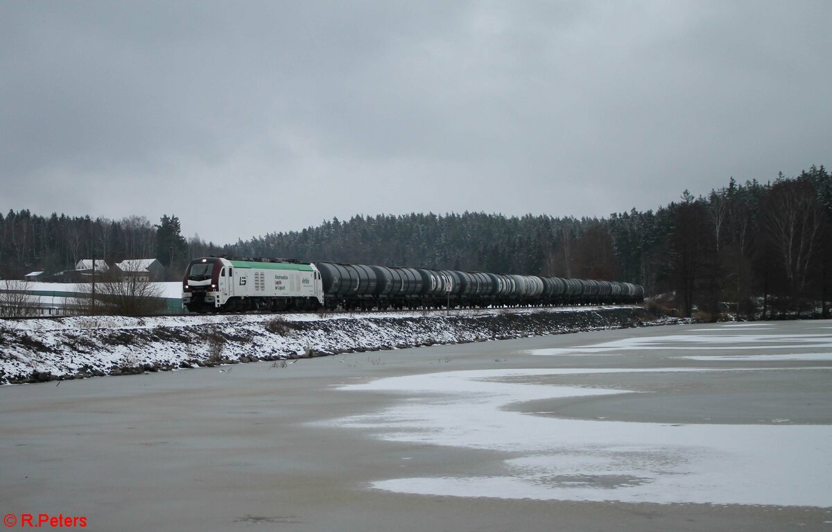 LEG 159 228 mit Kesselzug von Bitterfeld nach Ingolstadt am Rechenweiher vorbei. 12.12.21