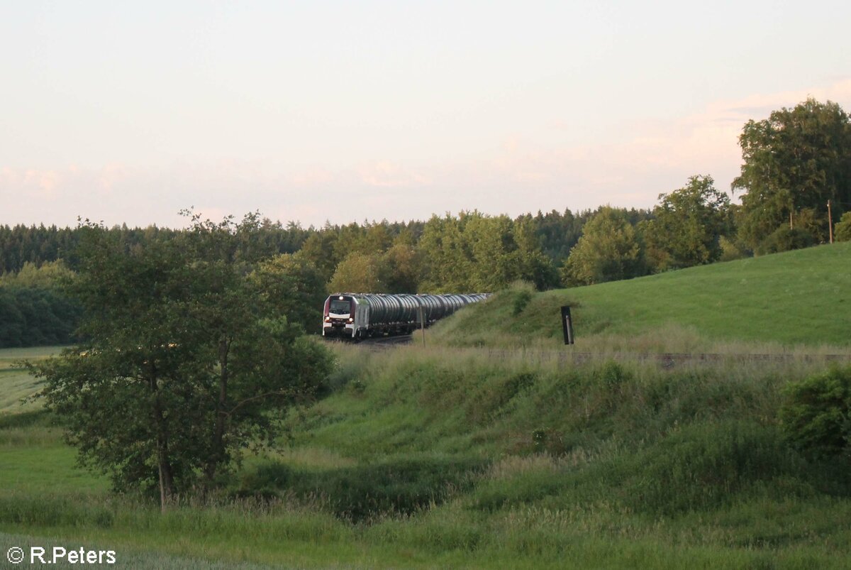 LEG 159 228 zieht am Abend den Kesselzug nach Sand Bayern bei Escheldorf. 21.06.21