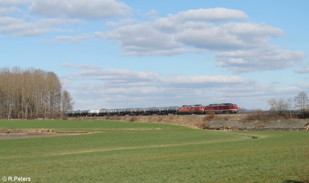 LEG 232 068 und 232 416 mit dem DGS 56599 Bitterfeld - Sand/ Hafen in Bayern, südlich von Wiesau. 22.03.20