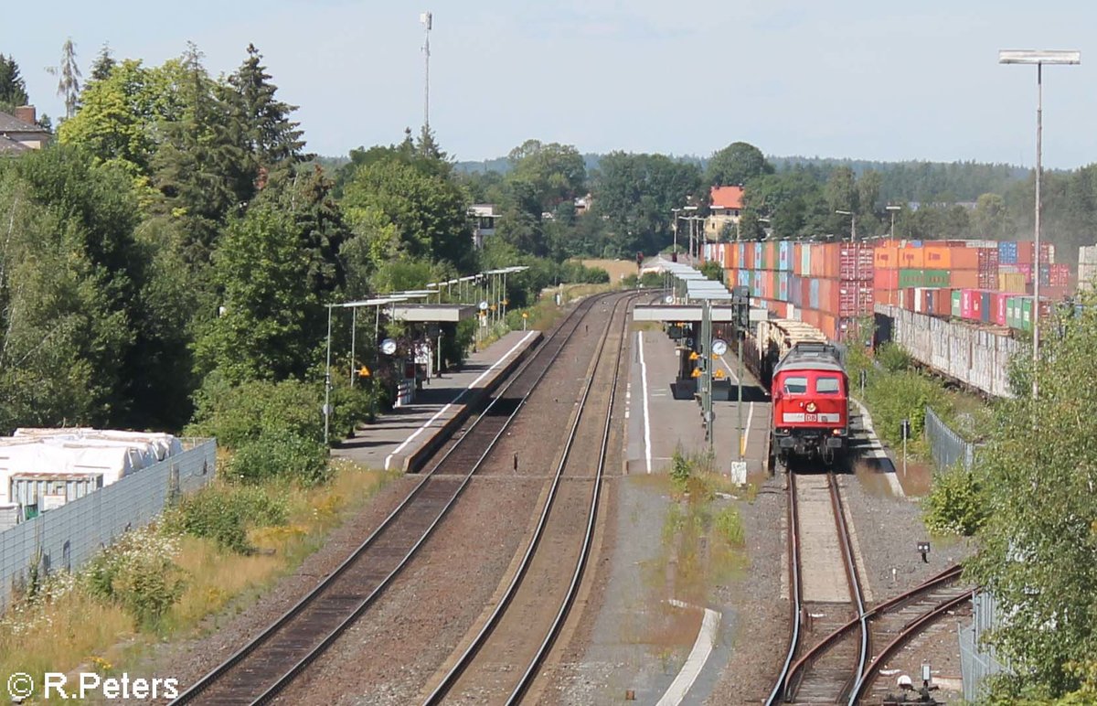 Mal ein ungewohntes Bild von mir......... Szenerie im Bahnhof Wiesau/Oberpfalz. Mit einer kleinen Rauchfahne beim beschleunigen startet 233 176 ihre Weiterfahrt von Hof kommend nach Weiden und dann weiter nach Grafenwöhr,Pressath oder Vilseck. 22.07.20