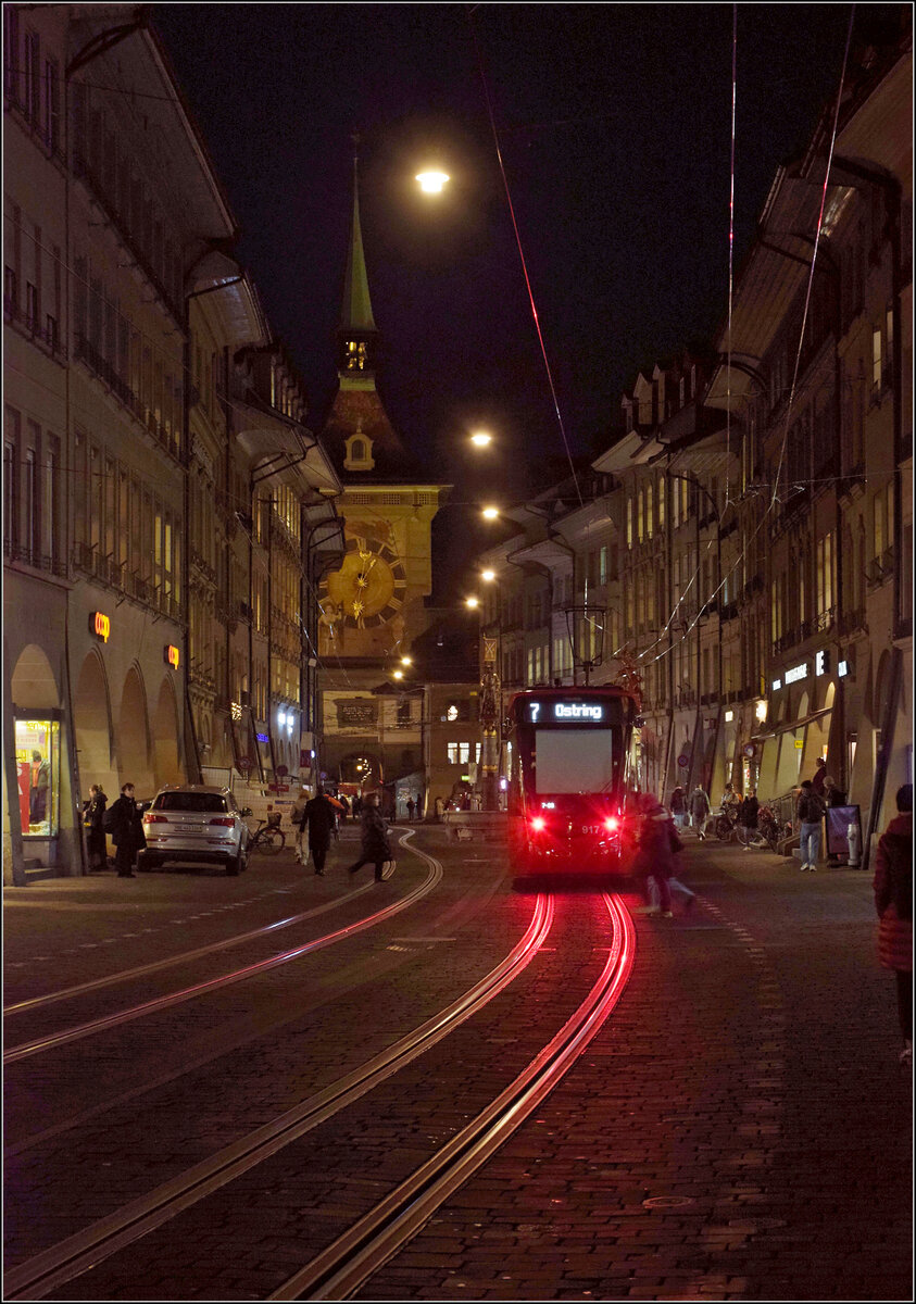 Marktgasse in Bern. Auch im Bild die Tramlink Be 6/8 917. Januar 2026.