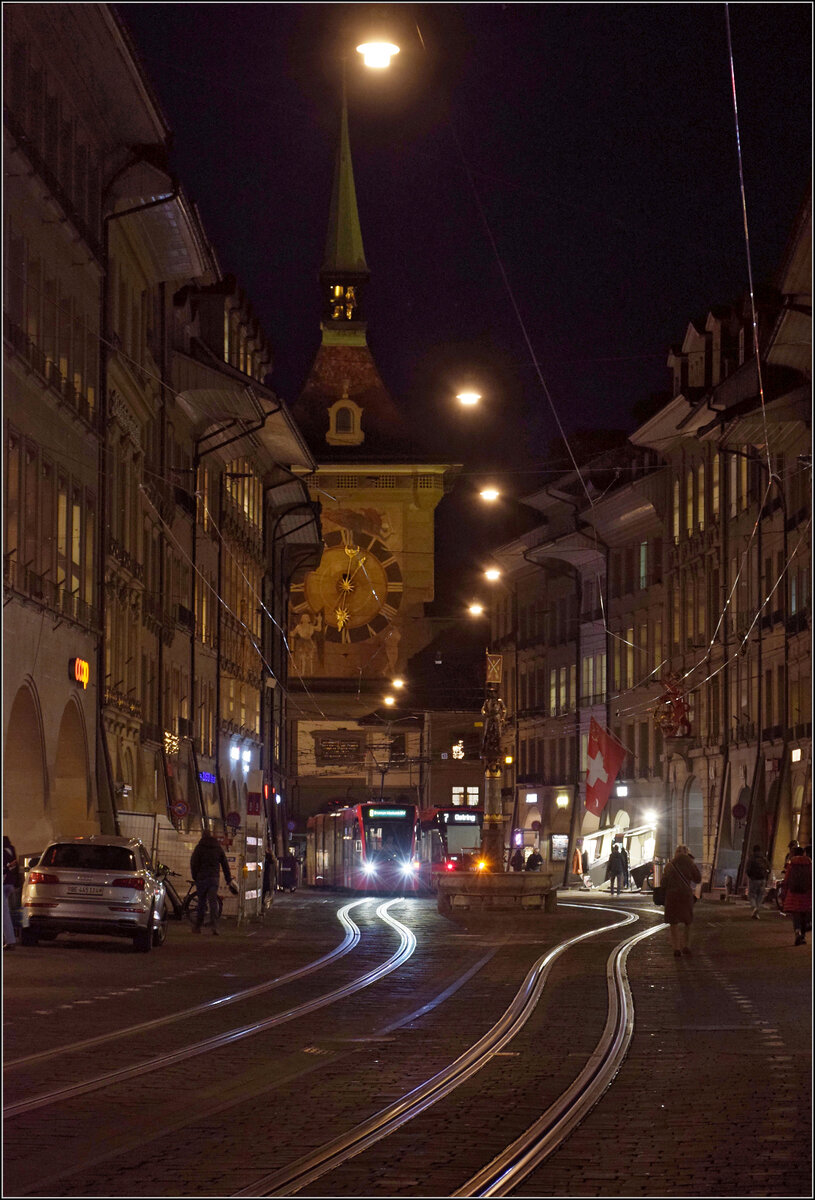 Marktgasse in Bern. Im Bild der Combino Classic Be 6/8 661 und wegfahrend die Tramlink Be 6/8 917. Januar 2026.