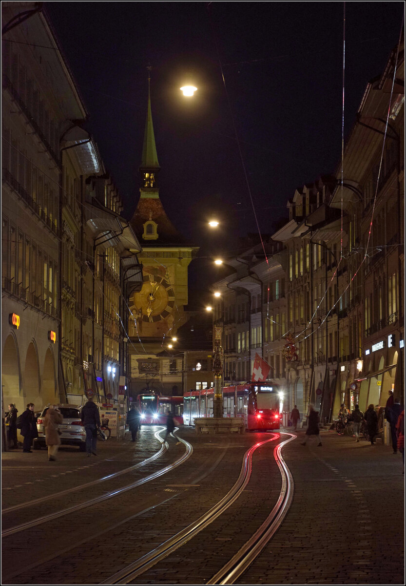 Marktgasse in Bern. Im Bild wegfahrend die Tramlink Be 6/8 917 und noch am Zytglogge der Combino Classic Be 6/8 661. Januar 2026.