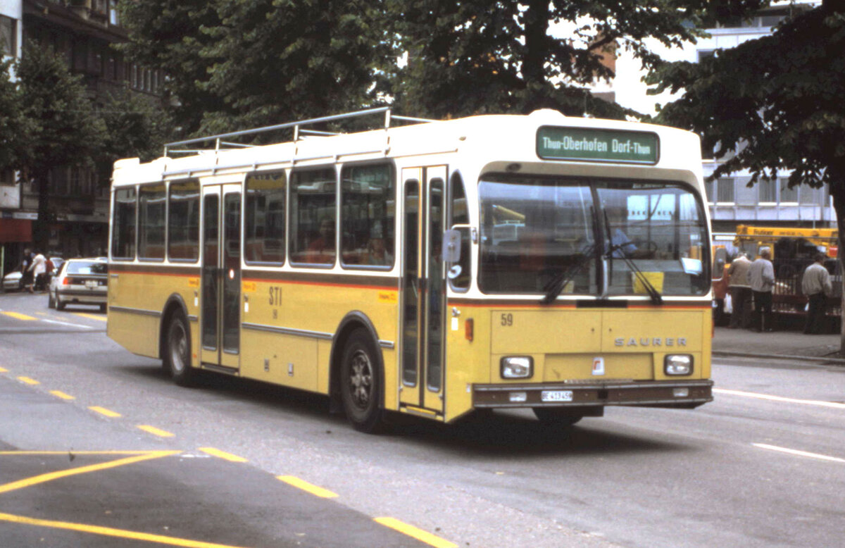 (MB-006) - Aus dem Archiv: STI Thun - Nr. 59/BE 413'459 - Saurer/R&J um 2000 beim Bahnhof Thun