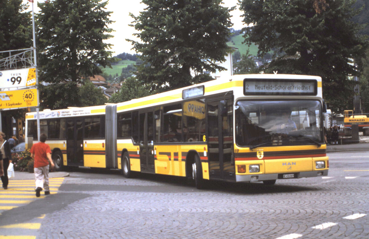 (MB-016) - Aus dem Archiv: STI Thun - Nr. 69/BE 456'869 - MAN um 1999 beim Bahnhof Thun