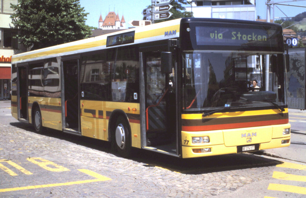 (MB-018) - Aus dem Archiv: STI Thun - Nr. 77/BE 274'177 - MAN um 1999 beim Bahnhof Thun