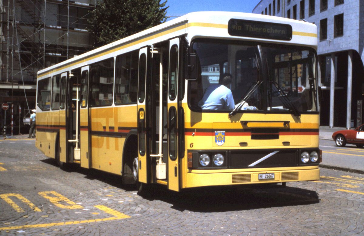 (MB-021) - Aus dem Archiv: STI Thun - Nr. 6/BE 26'667 . Volvo/FHS (ex TSG Blumenstein Nr. 6) um 2000 beim Bahnhof Thun