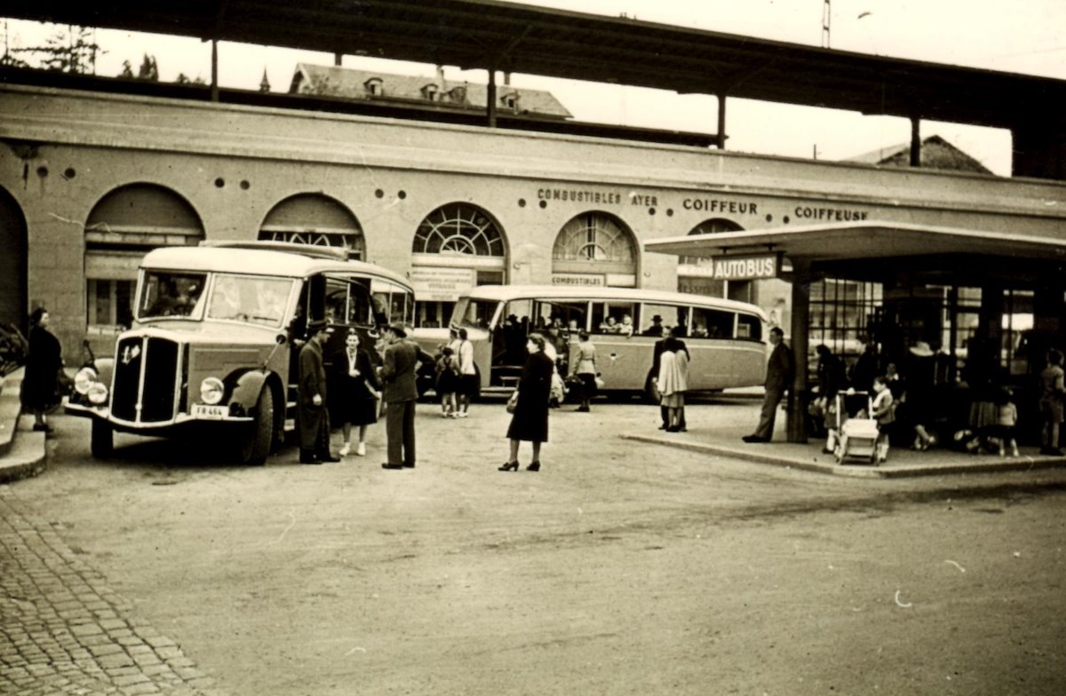 (MD173) - Aus dem Archiv: GFM Fribourg - Nr. 71/FR 464 - Saurer/Saurer um 1960 beim Bahnhof Fribourg