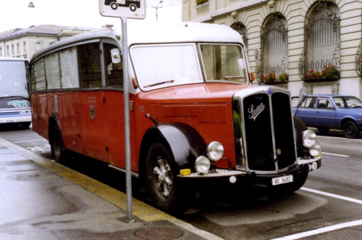 (MD186) - Aus dem Archiv: Fankhauser, Arzier - Nr. 15/VD 3482 - Saurer/Saurer (ex AFA Adelboden Nr. 15; ex P 23'052; ex P 2076) im Oktober 1992 in Bern, Bundeshaus