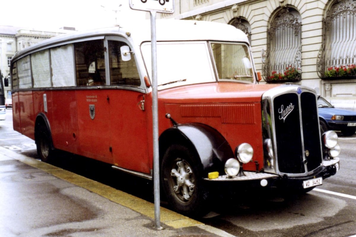 (MD187) - Aus dem Archiv: Fankhauser, Arzier - Nr. 15/VD 3482 - Saurer/Saurer (ex AFA Adelboden Nr. 15; ex P 23'052; ex P 2076) im Oktober 1992 in Bern, Bundeshaus