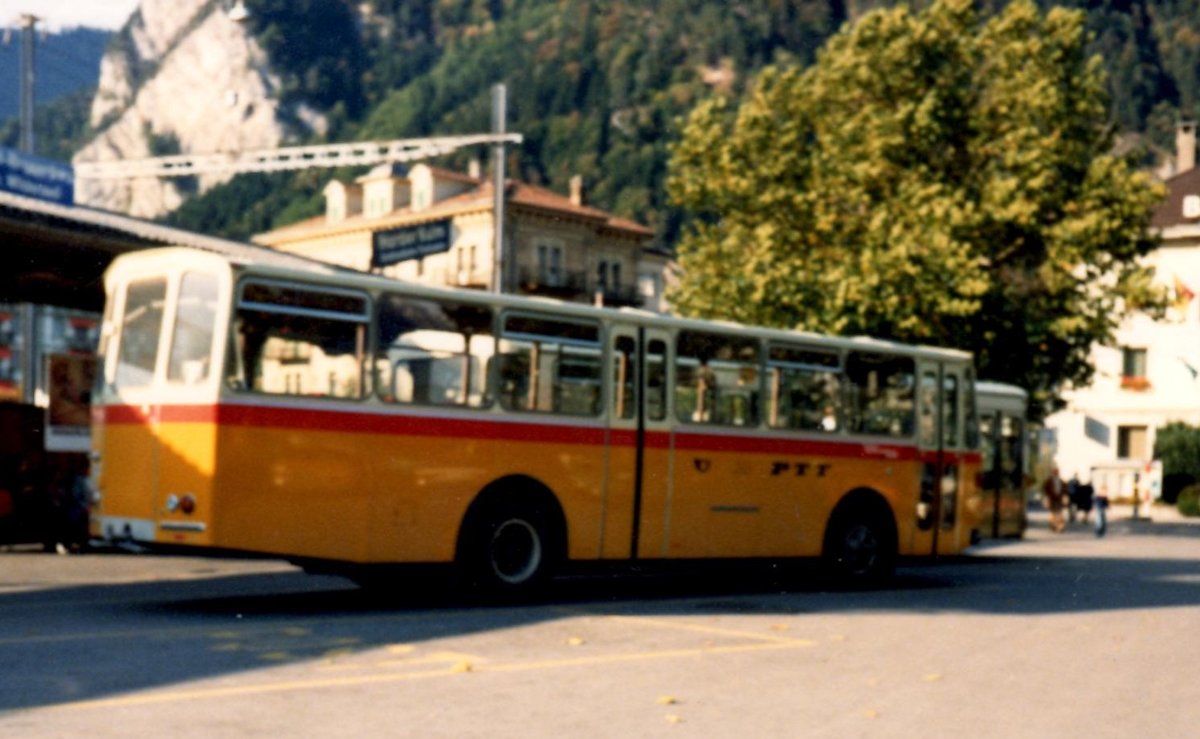 (MD259) - Aus dem Archiv: Schmocker, Beatenberg - Nr. 2/BE 26'811 - Saurer/R&J im Herbst 1981 beim Bahnhof Interlaken West