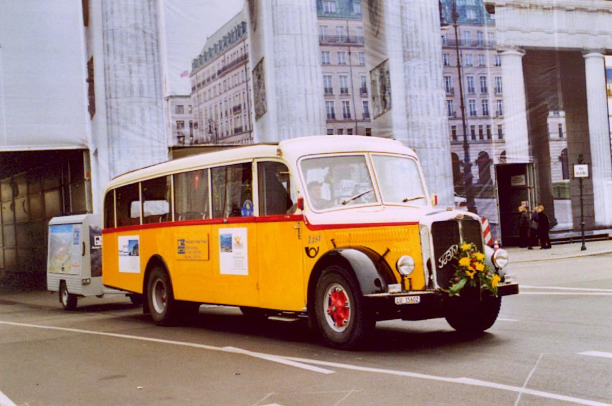 (MD336) - Aus dem Archiv: Zimmermann, Vitznau - LU 15'602 - FBW/Eggli (ex M+79'520; ex P 23'048; ex P 2172) im April 2001 in Berlin, Brandenburger Tor