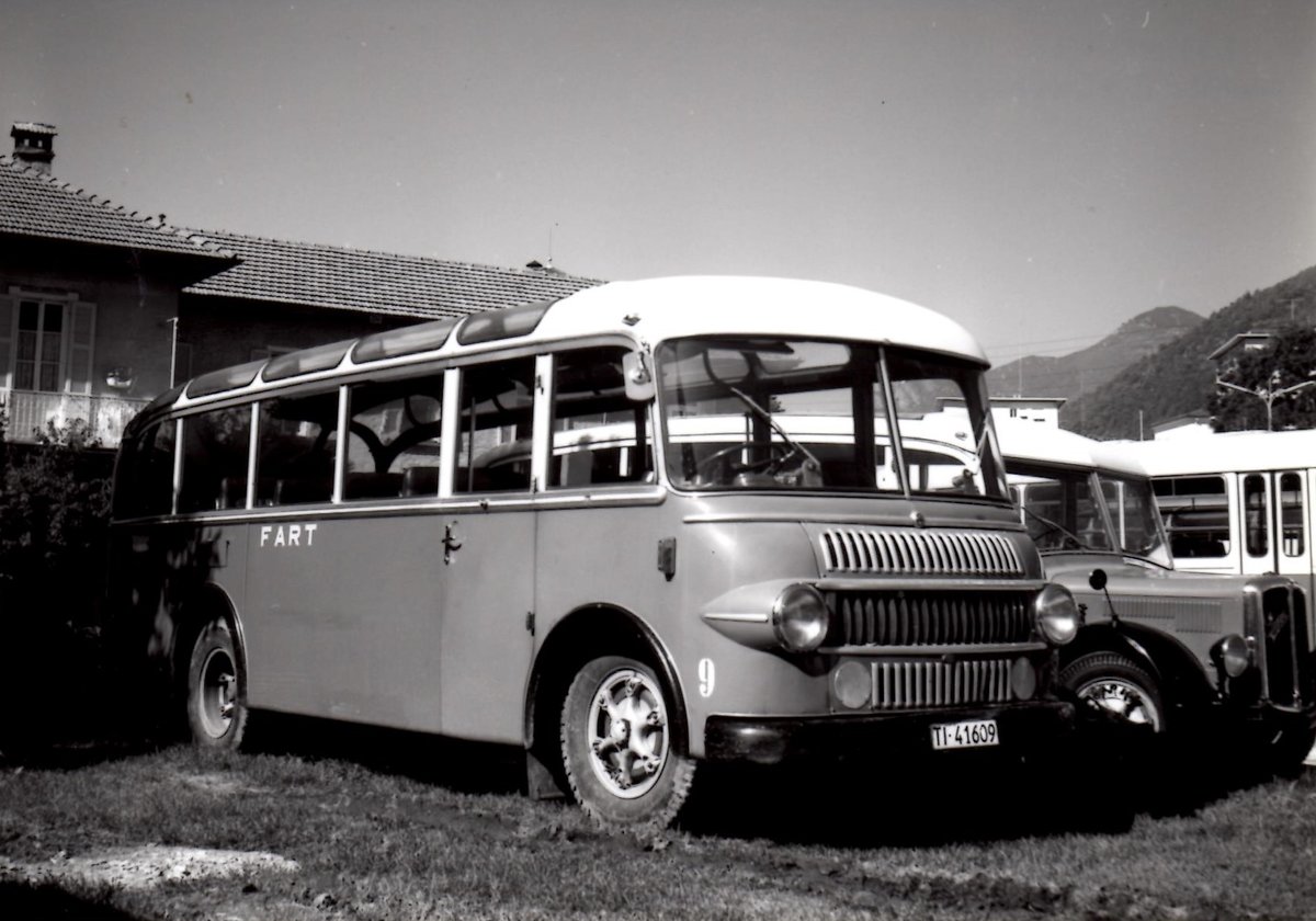 (MD405) - Aus dem Archiv: FART Locarno - Nr. 9/TI 41'609 - Saurer/Bernasconi (ex Rinaldi, Locarno; ex Winterhalder, Zrich) um 1965 in Locarno