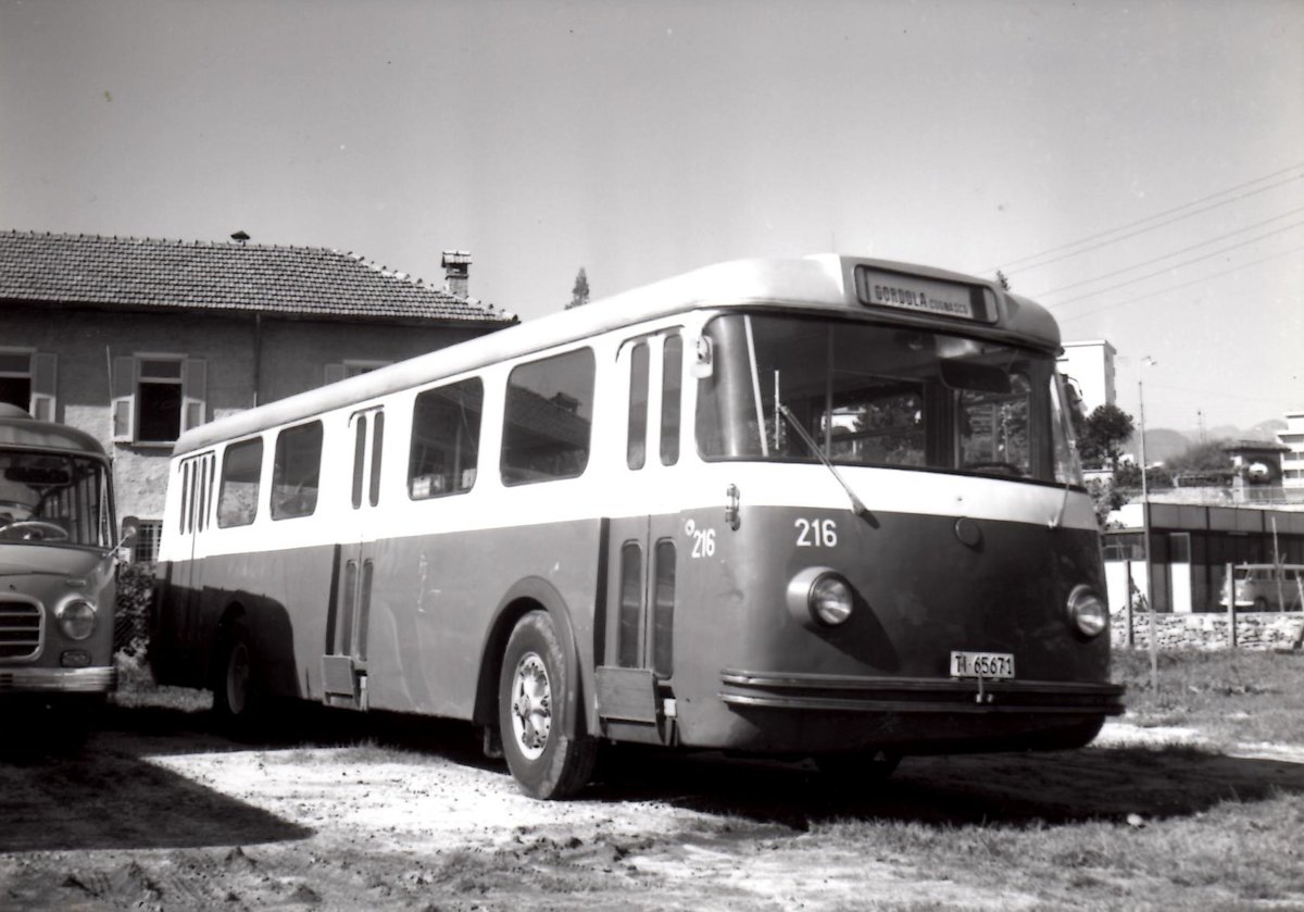 (MD408) - Aus dem Archiv: FART Locarno - Nr. 216/TI 65'671 - Saurer (ex VBSG St. Gallen Nr. 216) um 1965 in Locarno