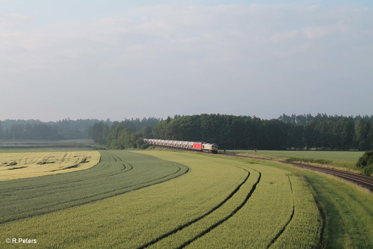 MEG 077 012 und 801 mit dem Leerzementzug Regensburg Hafen - Rüdersdorf bei Berlin bei Oberteich. 10.06.16